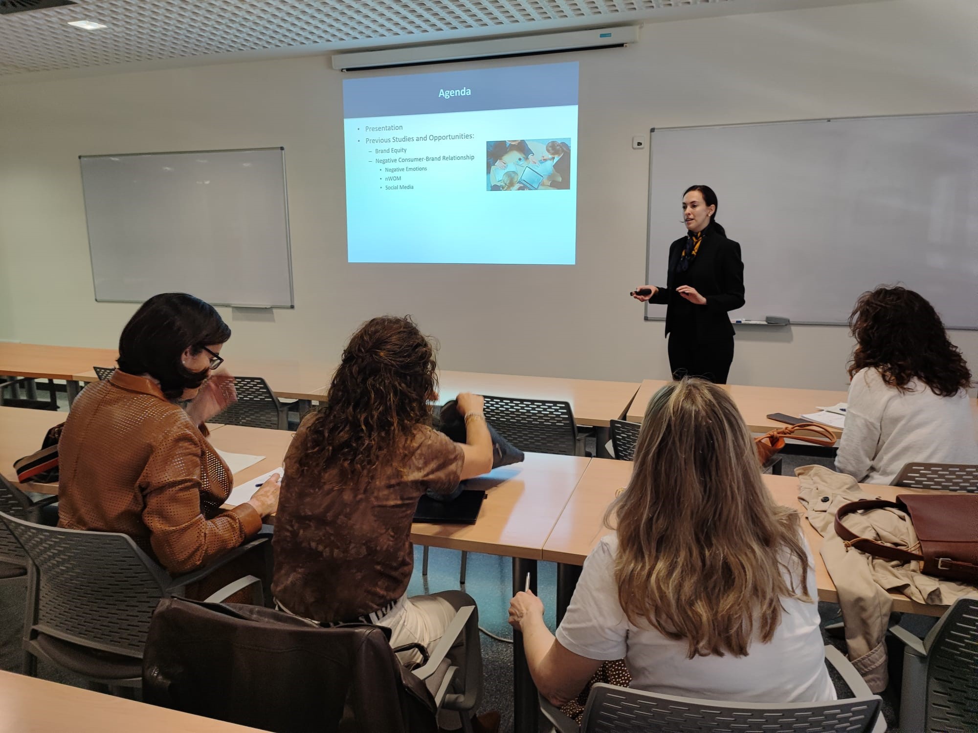 Seminario “Brand Equity, Consumer-brand relationship and eWOM: previous studies and future opportunities” organizado por el Doctorado en Economía Internacional y Turismo del IEI.