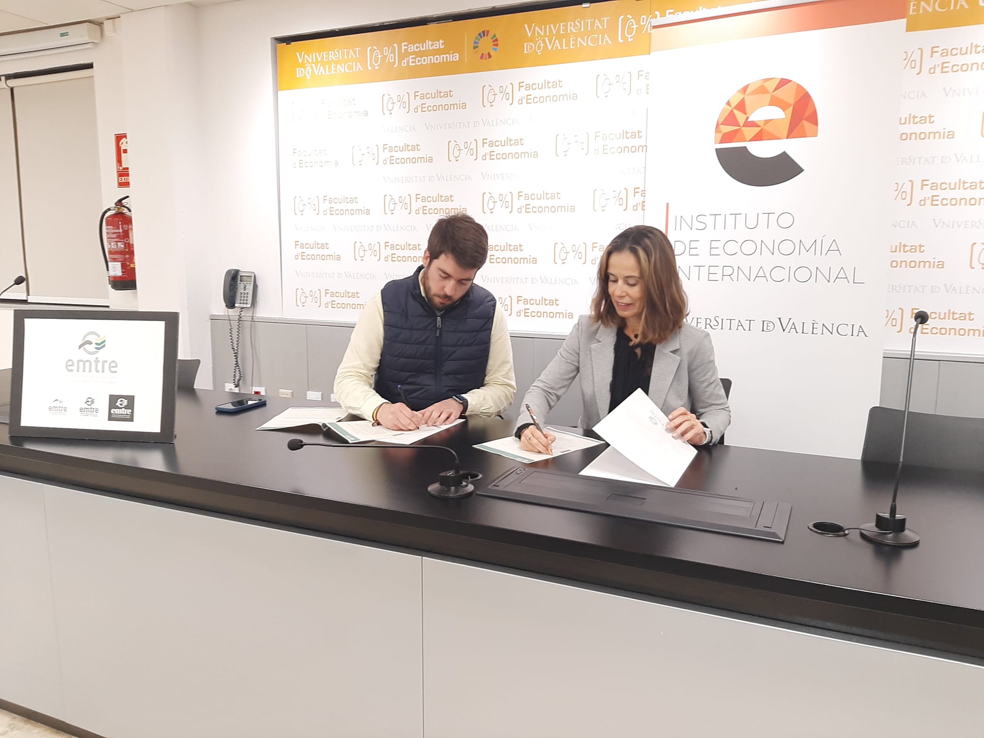 FIRMA DEL CONVENIO ENTRE LA ENTIDAD METROPOLITANA PARA EL TRATAMIENTO DE RESIDUOS (EMTRE) Y EL INSTITUTO DE ECONOMIA INTERNACIONAL DE LA UNIVERSITAT DE VALÈNCIA